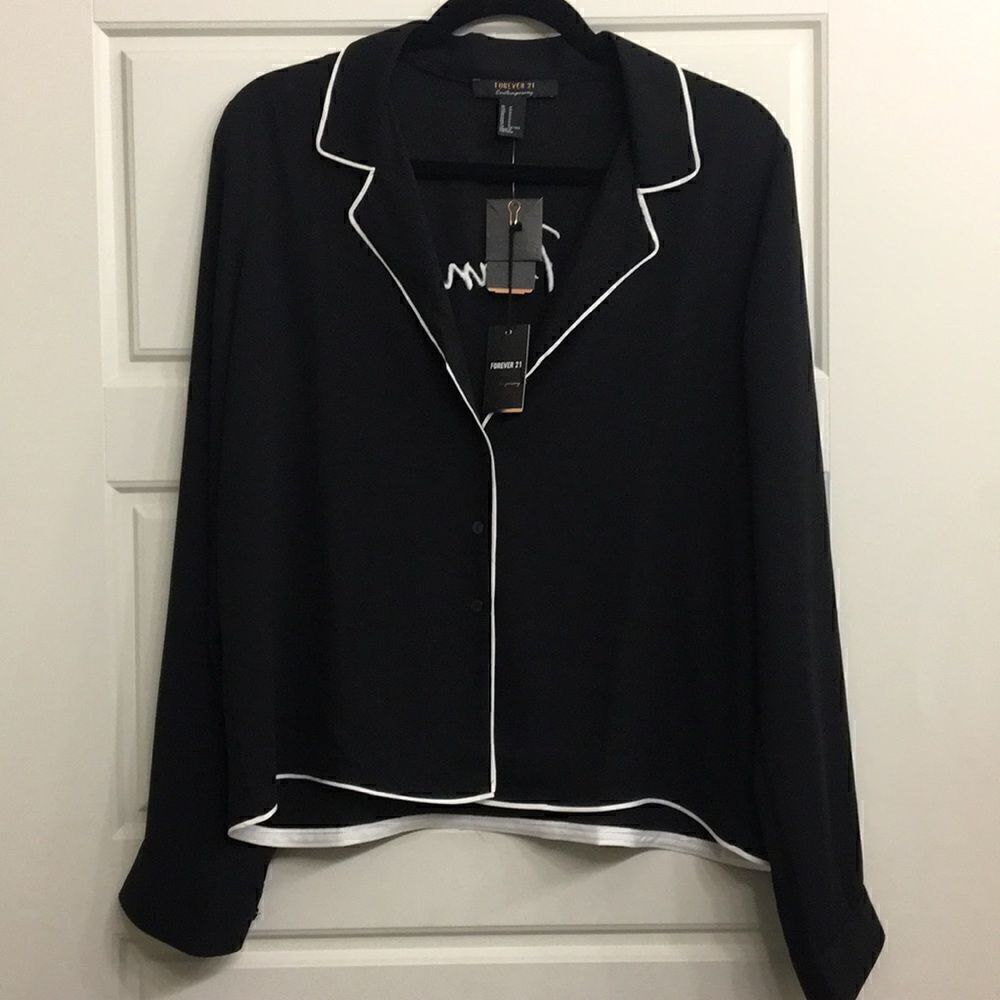 🖤 Forever 21 shirt  - Picture 3 of 4